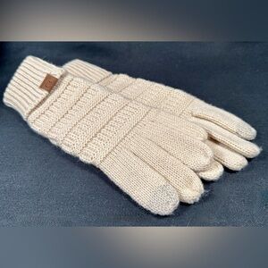 NWOT C.C cable knit smart touch glovess